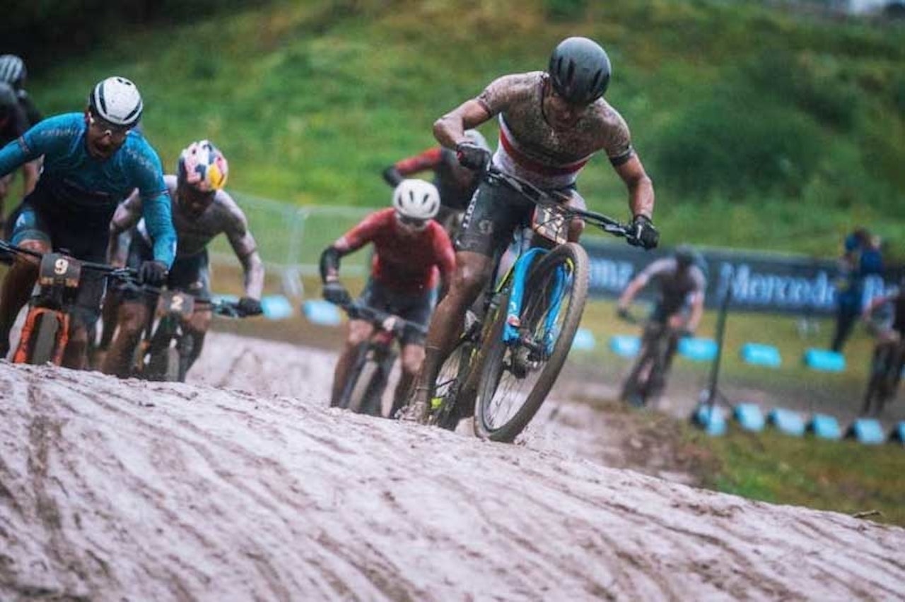 GJØRMEFEST: Våte og gjørmete forhold i Nove Mesto. Foto: UCI høydepunkter verdenscup rundbane nove mesto