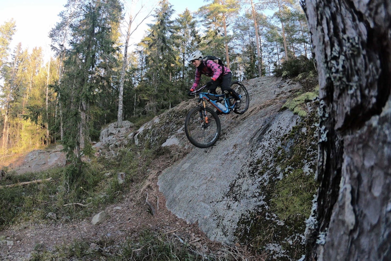 STISYKLING OSLO: Anette Bastnes på tur i Grønliåsen i Østmarka lørdag. Foto: Håvard Mageli stisykling oslo