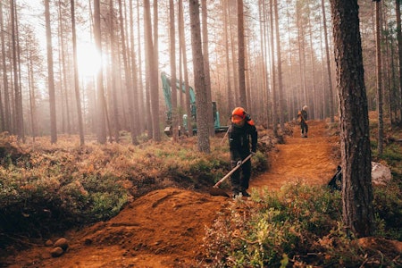 VEDLIKEHOLDSARBEID: I Trysil har de brukt mye tid på vedlikehold denne sesongen. Nye stier står også klare til høsten. Foto: Jonas Sjøgren stisykling høstferie trysil