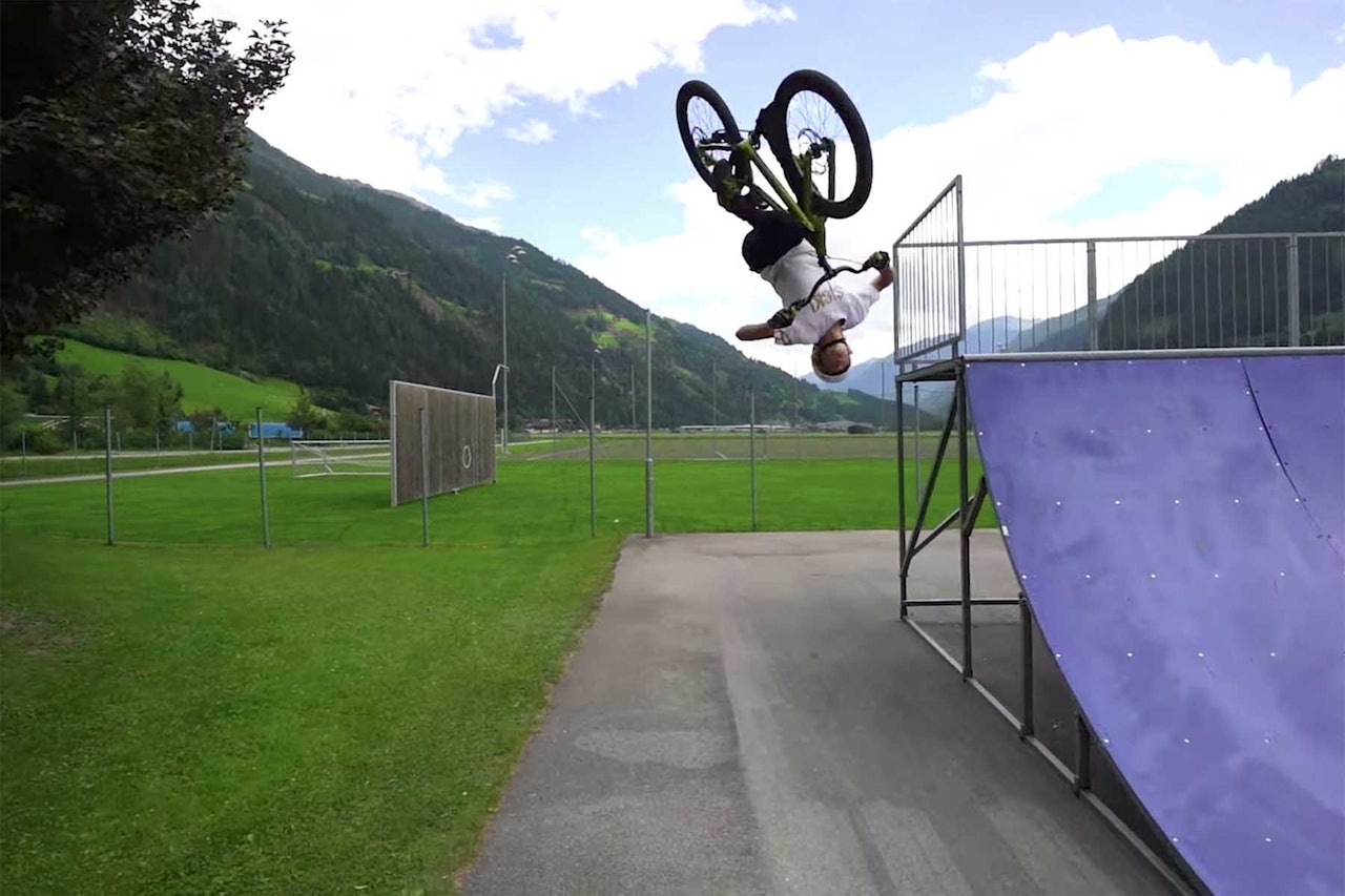 OPP-NED: Gabriel Wibmer tar med trialsykkelen på tur i sin siste film. Foto: Skjermdump gabriel wibmer terrengsykkel film