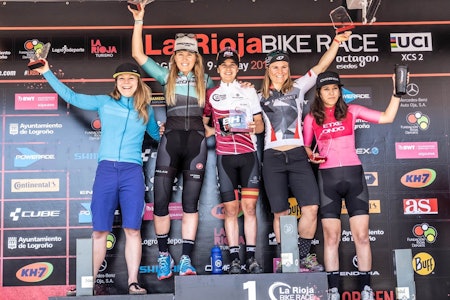 Hildegunn Gjertrud Hovdenak (nummer to fra høyre) tok tredjeplass sammenlagt i det fire dager lange etapperittet La Rioja Bike Race, som bel avsluttet på søndag. Rocio Del Alba Garcia Martinez vant rittet og Claudia Galicia Cotrina bel nummer tre. Foto: La Rioja Bike Race Hildegunn Gjertrud Hovdenak (nummer to fra høyre) tok tredjeplass sammenlagt i det fire dager lange etapperittet La Rioja Bike Race, som bel avsluttet på søndag. Rocio Del Alba Garcia Martinez vant rittet og Claudia Galicia Cotrina bel nummer tre. Foto: La Rioja Bike Race