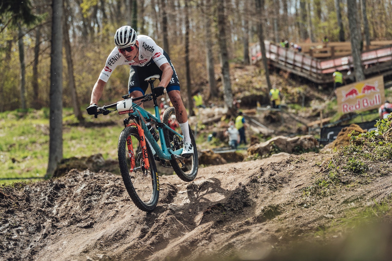 SEIER: Mathieu van der Poel vant kortbanerittet i Nove Mesto i en thriller av et spurtoppgjør. Foto: Bartek Wolinski / Red Bull Content Pool Mathieu van der Poel vant kortbanerittet i Nove Mesto
