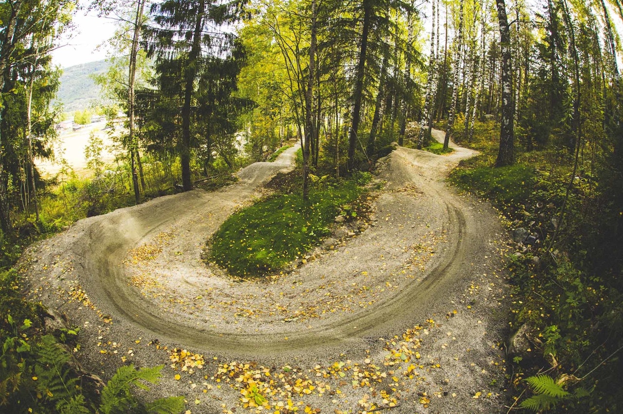 FLYTSTI I NESBYEN: Storetoppstien er så sentrumsnært som det kan bli. Her kan du sykle flytsti ned til Nesbyen sentrum. Foto: Kristoffer H. Kippernes storetoppstien nesbyen stisykling tips