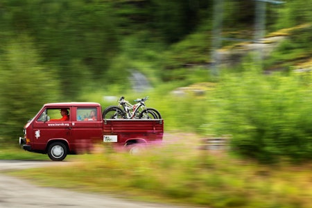 BIKEVAN: Sture Pettersens gamle Volkswagen Transporter med tilnavnet «Bikevan» blir flittig brukt som transportmiddel for å komme seg til stiene på svensk side av grensen. stisykling narvik riksgränsen