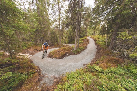 MINI-TRYSIL: Det er flere som kaller Nilsbyen for nettopp det. Her sykler navnebror til anlegget Nils Resell opp en av klatringene. Foto: Kristoffer H. Kippernes nilsbyen terrengsykkelpark kommentar