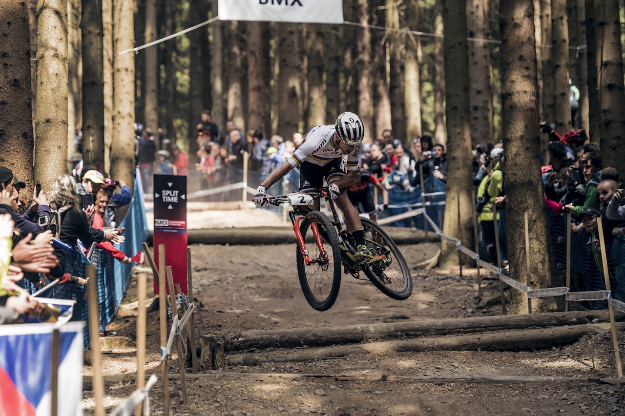 VERDENSCUPRUNDE #2: Nino Schürter er en av favorittene til helgas verdenscuprunde i rundbane i Nove Mesto. Foto: Bartek Wolinski / Red Bull Content Pool Nino Schürter under verdenscup runde i rundbane i Nove Mesto