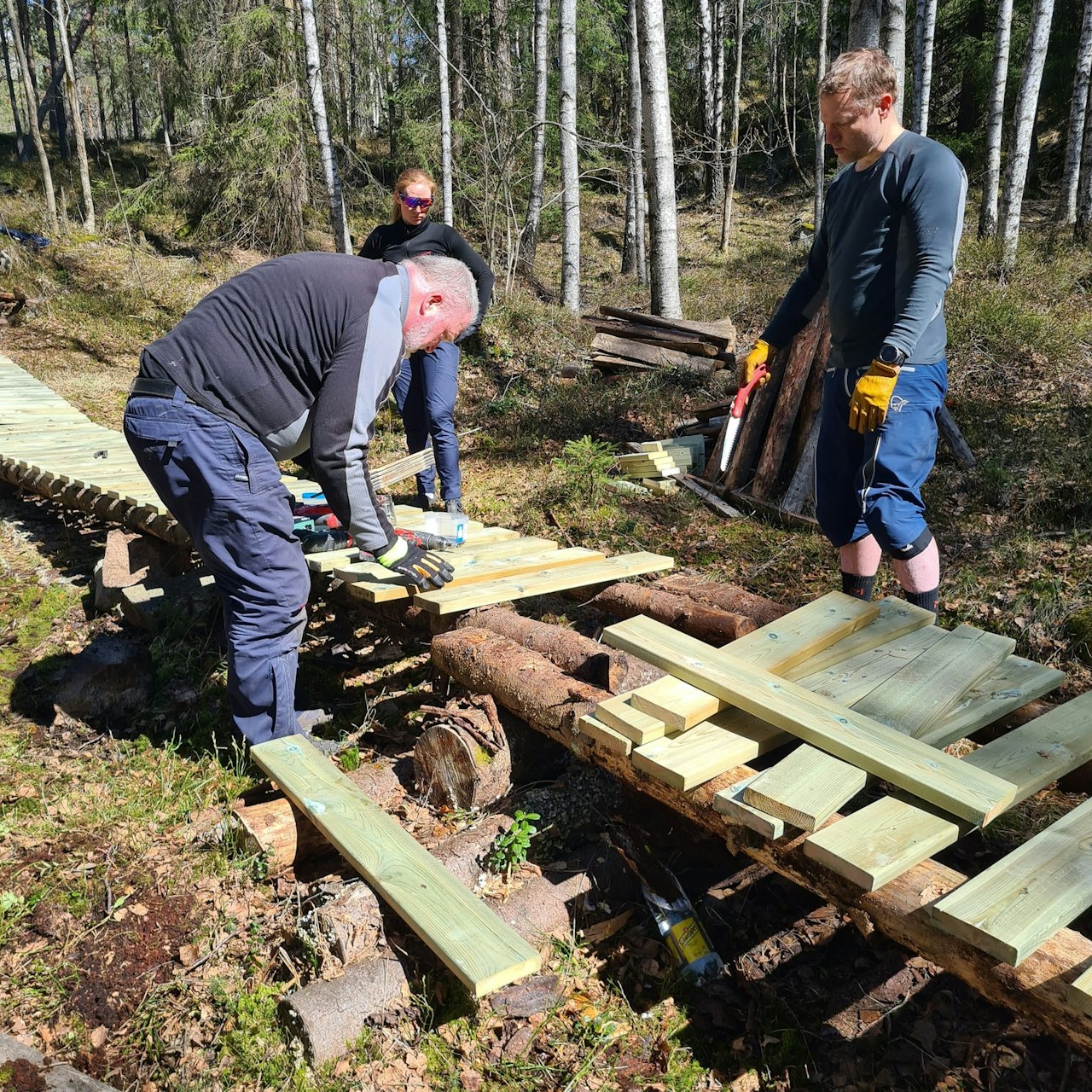 ARBEIDSIVER: I løpet av en formiddag hadde dugnadsgjengen skrudd sammen 77 terrassebord og fått på plass den nye kloppen i Pioneren. Foto: Frode Kaafjeld Pusser opp Pioneren