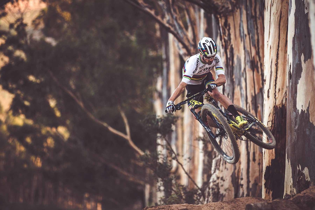TEKNIKKEN SITTER: Nino Schurter har bedre sykkelkontroll enn de aller fleste. Foto: Scott Sports / RainedUponMedia nino schurter trening sykkel teknikk tips treningstips