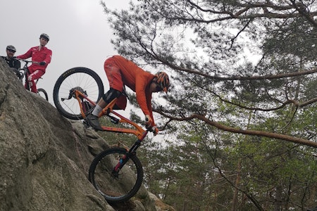 CRUXJAM I FREDRIKSTAD: Lucas Leiro, som stilte i russedress, venter på tur i cruxekonkurransen. Han ble til slutt nummer to. Foto: Pål Valbjørk cruxjam stisykling fredrikstad gressvik gressvikmarka