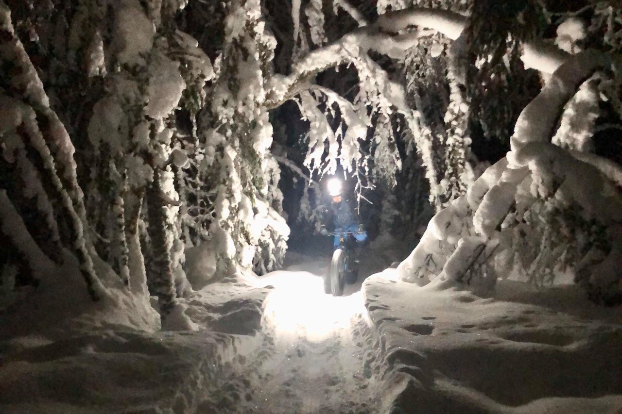 Nå er alt av fatbikestier i Lillehammer preppet, og snøkledde trær sørger for julekortstemning i skogen. Foto: Snorre Pedersen Nå er alt av fatbikestier i Lillehammer preppet, og snøkledde trær sørger for julekortstemning i skogen. Foto: Snorre Pedersen