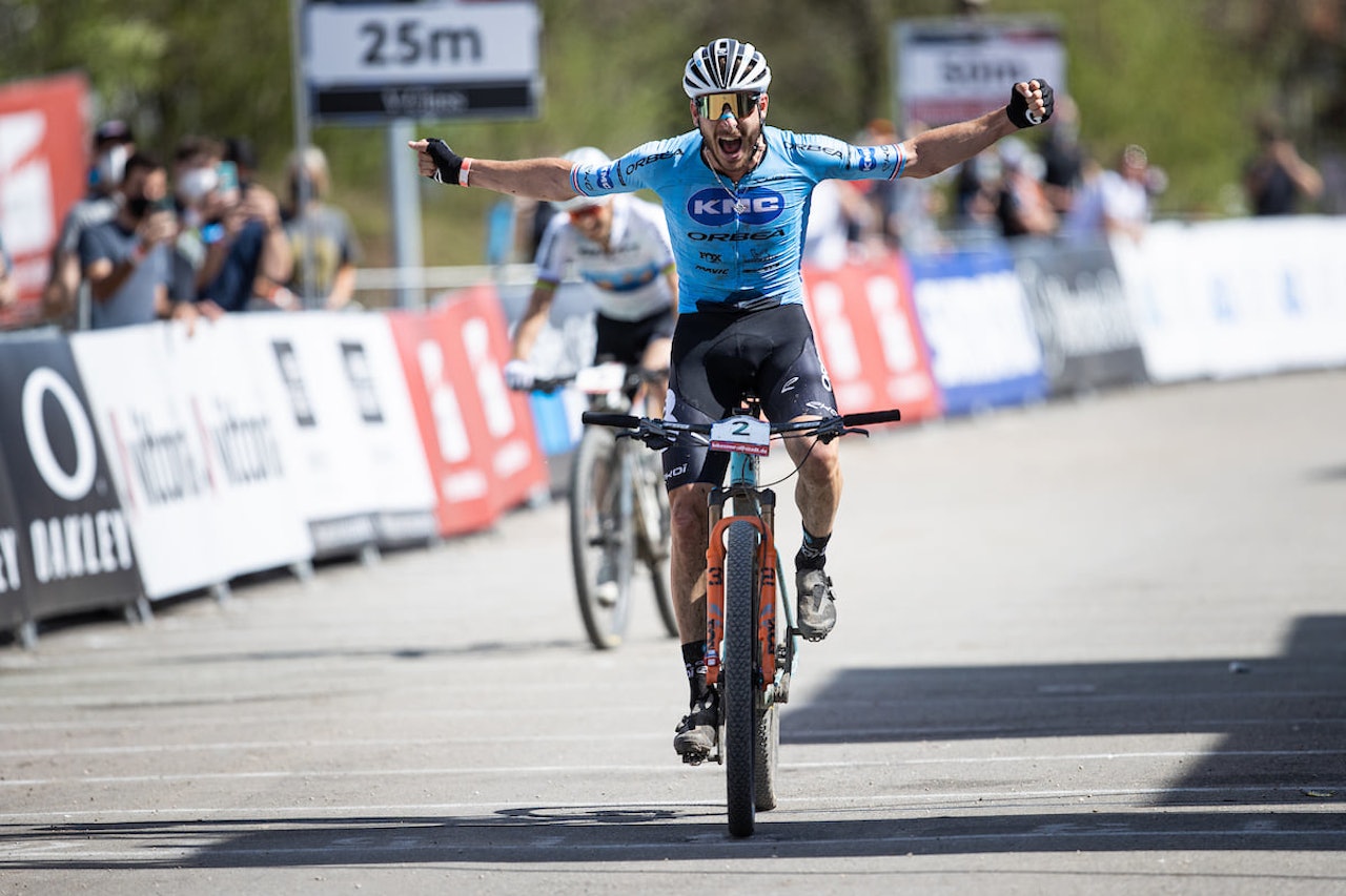 DOBBELT FRANSK: Victor Koretzky spurtslo verdensmester Nino Schürter og vant verdenscupåpningen i Albstadt søndag, Det var karrierens første verdenscupseier for franskmannen. Foto: UCI Victor Koretzky vant verdenscupåpningen 2021