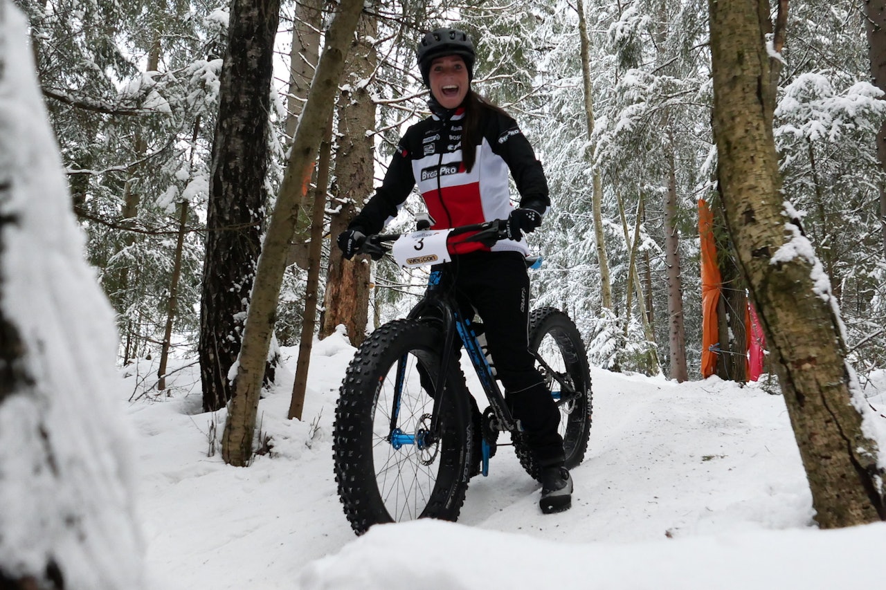 Skogens blideste: Hege Aasmundrud smilte hele veien rundt den 8.5 kilometer lange løypa. To ganger. Og i mål var hun raskeste dame for dagen. Foto: Stian Bergsveen Skogens blideste: Hege Aasmundrud smilte hele veien rundt den 8.5 kilometer lange løypa. To ganger. Og i mål var hun raskeste dame for dagen. Foto: Stian Bergsveen