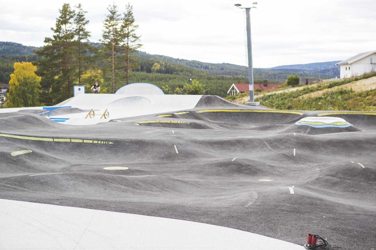 PUMPTRACK-PARK: Pumptracken på Krøderen ligger i skjønn forening med en skatepark. Foto: Kristoffer H. Kippernes pumptrack krøderen noresund