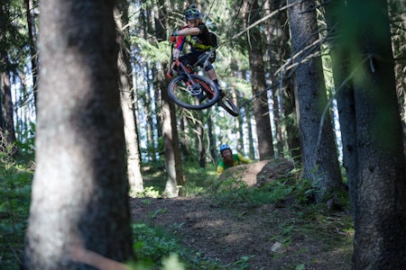 IKKE SMÅTTERI: Da spørs det bare: hvordan går det når stisyklist Aslak Mørstad for alvor setter utfor hele den elleville løypa til Brage Vestavik. Bilde: Christian Nerdrum IKKE SMÅTTERI: Da spørs det bare: hvordan går det når stisyklist Aslak Mørstad for alvor setter utfor hele den elleville løypa til Brage Vestavik. Bilde: Christian Nerdrum