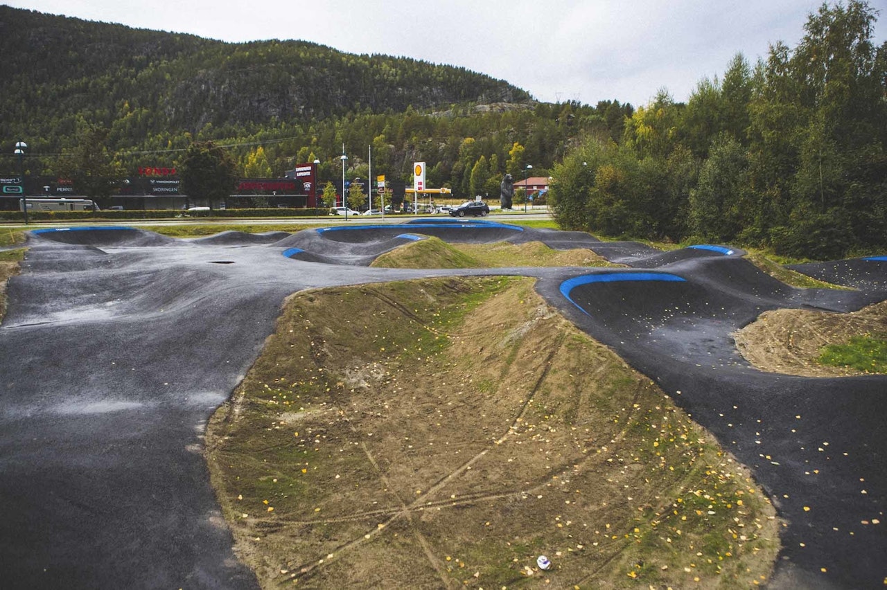 PUMPTRACK I FLÅ: Midt i Flå sentrum i inngangen til Hallingdal ligger pumptracken. Foto: Kristoffer H. Kippernes pumptrack flå hallingdal