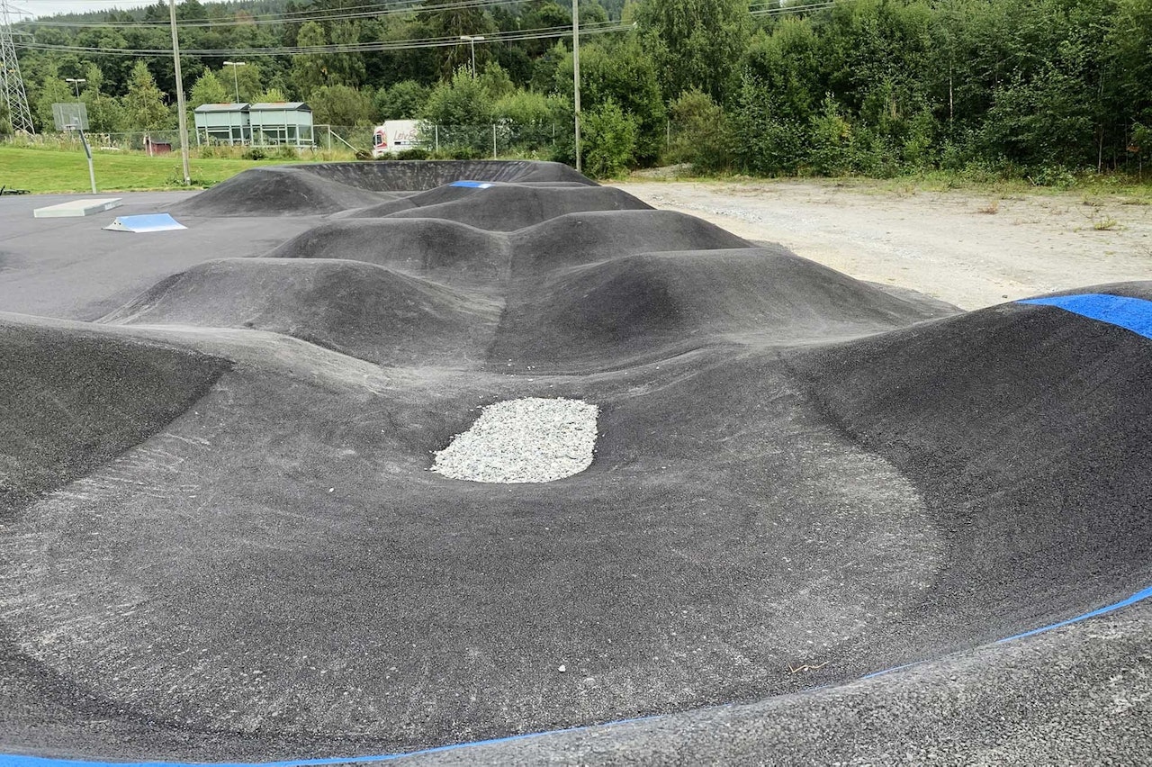 PUMPTRACK I LEIRSUND: Like utenfor Lillestrøm ligger denne asfalterte pumptracken. Foto: Kristoffer H. Kippernes pumptrack leirsund