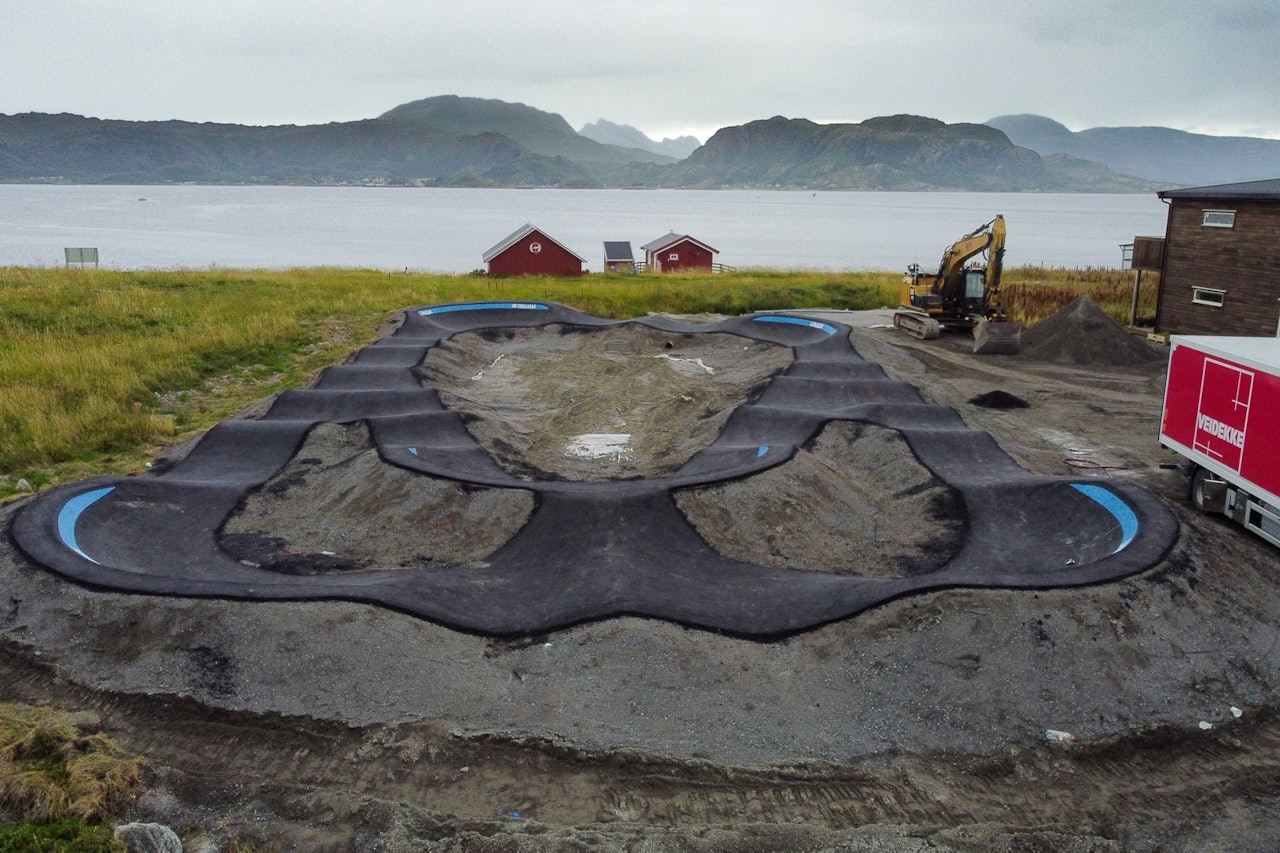 PUMPTRACK VED HAVET: Kvarøy-pumptracken har en noe uvanlig bakgrunn. Foto: Trailhead Nesbyen pumptrack kvarøy