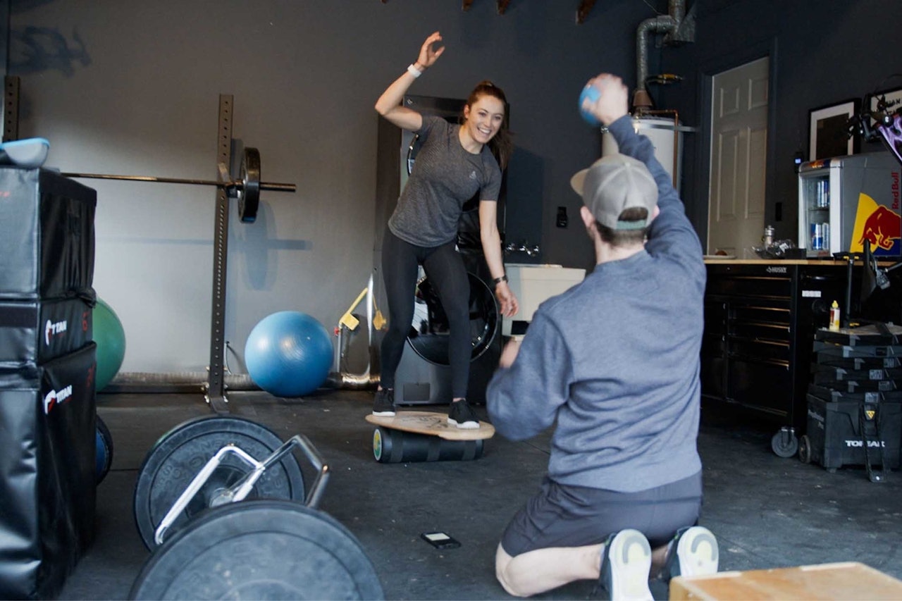ALLSIDIG: Kate Courtney trener allsidig for å holde seg sterk på sykkelen gjennom sesongen. Foto: Scott kate courtney trening styrketrening sykling