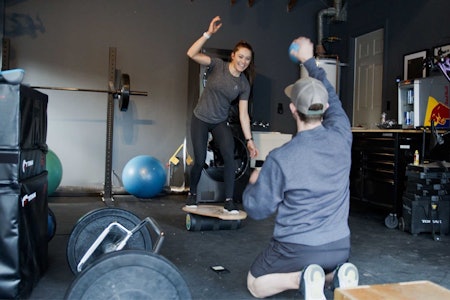 ALLSIDIG: Kate Courtney trener allsidig for å holde seg sterk på sykkelen gjennom sesongen. Foto: Scott kate courtney trening styrketrening sykling
