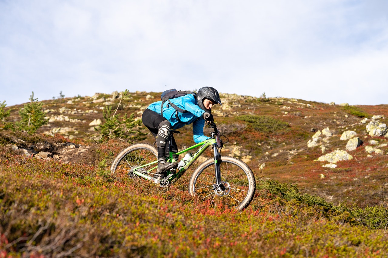 FART OG FLYT: Trysil enduro besto av fem fartsetapper, med smakebiter av Trysils beste terreng på begge sider av elva. Foto: Jonas Sjøgren Trysil enduro 2020