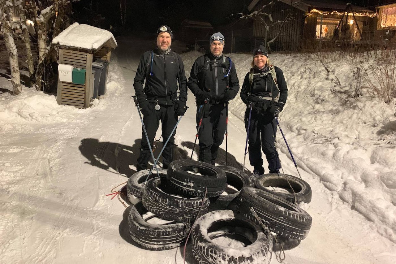 Dekktrykk Norge, her representert ved Svein Øyrås (til venstre) Rolf Medbøe og Anette Dalebø, la onsdagstreningen til Siggerud og leverte strøkne forhold i Suverudrunden. Foto: Trond Dyrnes Dekktrykk Norge, her representert ved Svein Øyrås (til venstre) Rolf Medbøe og Anette Dalebø, la onsdagstreningen til Siggerud og leverte strøkne forhold i Suverudrunden. Foto: Trond Dyrnes