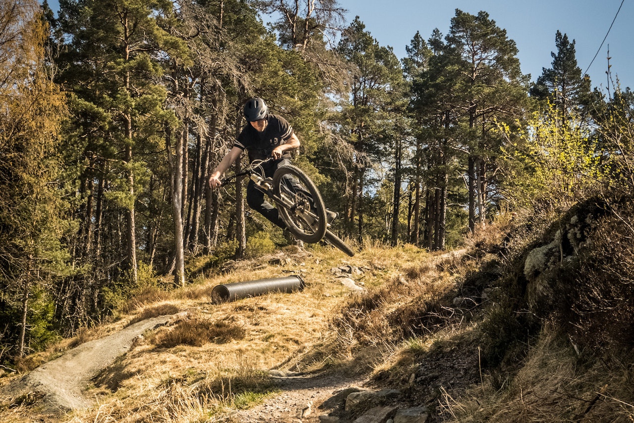 YEEHAW: I løpet av våren er det bygget flere nye hopp i løypa Idyll i Kristiansand sykkelpark. Lørdag åpnet parken for sesongen. Foto: Johan Selmar Åpning Kristiansand Sykkelpark 2021