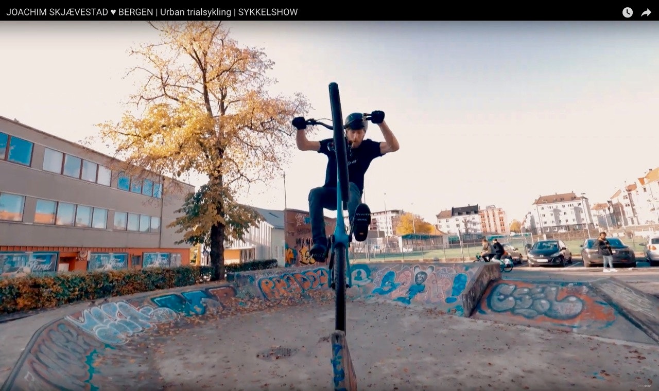 LEKENT: Joachim Skjævestad leker seg med sykkelen rundt i Bergen. LEKENT: Joachim Skjævestad leker seg med sykkelen rundt i Bergen.