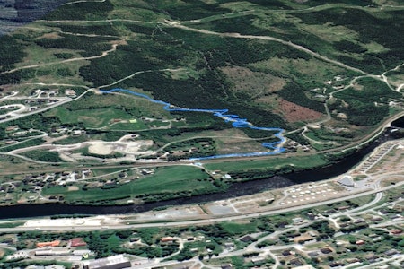 BYGGESTART I JUNI: Den nye blågraderte stien i Ål skal anlegges på sørsida av elva, tvers overfor sykkelanlegget i Ferieparken. Foto: Google Earth Bygger 1.5km blågradert sykkelsti i Ål