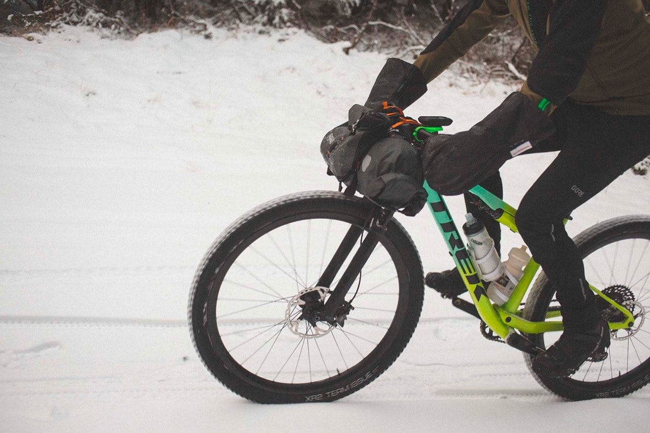 DIGGE VINTERVEIER: Å sykle snødekte skogsbilveier med piggdekk kan by på vel så flotte opplevelser som grussykling på barmark. 