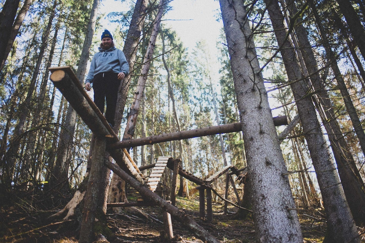 SMALT: Denne smale trebroa var bare ett av flere sketchy elementer i Brage sin edit i X Games Real Series. Det satte både dommere og seere pris på. Foto: Kristoffer H. Kippernes brage vestavik x games real series