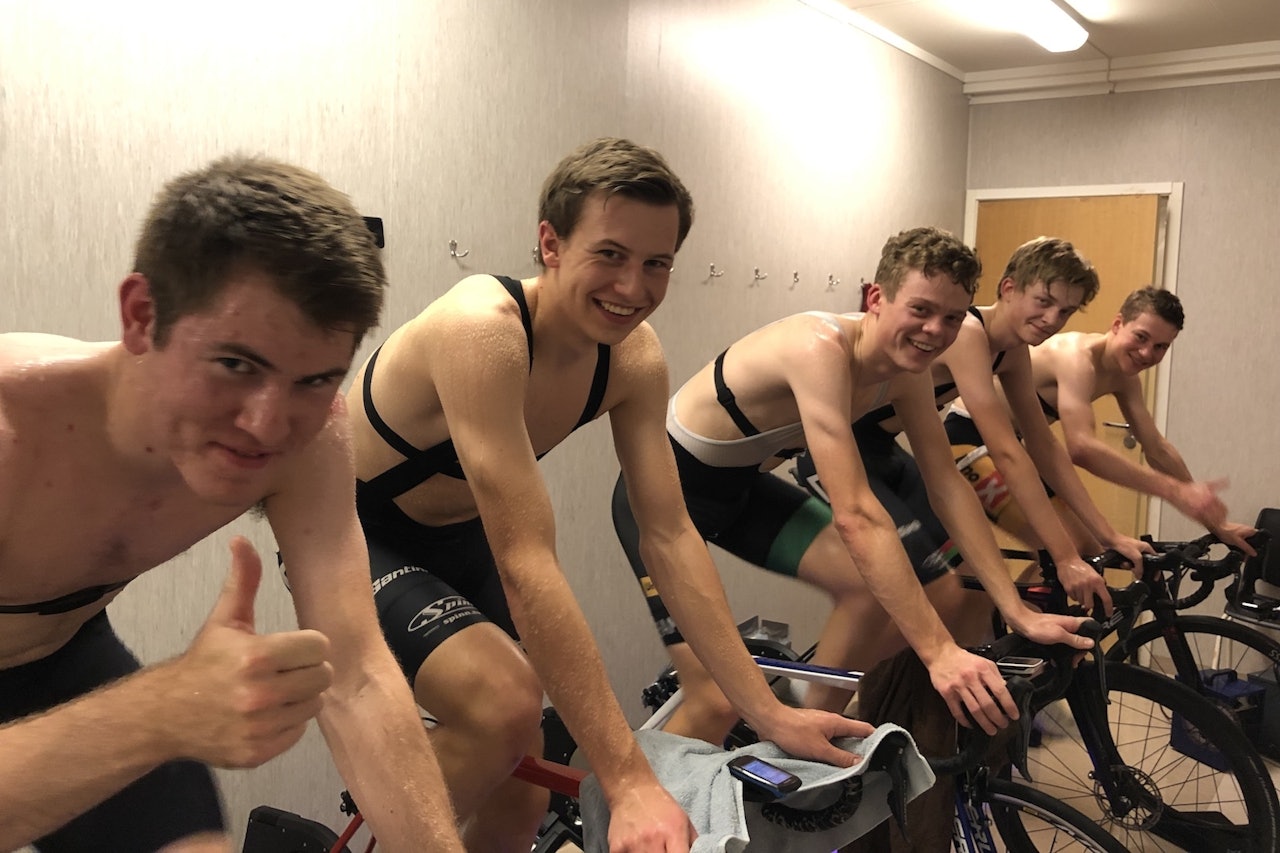 På Lillehammer svetter syklistene i strie strømmer som en del av et flerårig forskningprosjekt for å finne ut hvordan utøverne best kan tilpasse seg de klimatiske forholdene som venter til  OL i Tokyo. Foto: Bent Rønnestad På Lillehammer svetter syklistene i strie strømmer som en del av et flerårig forskningprosjekt for å finne ut hvordan utøverne best kan tilpasse seg de klimatiske forholdene som venter til  OL i Tokyo. Foto: Bent Rønnestad