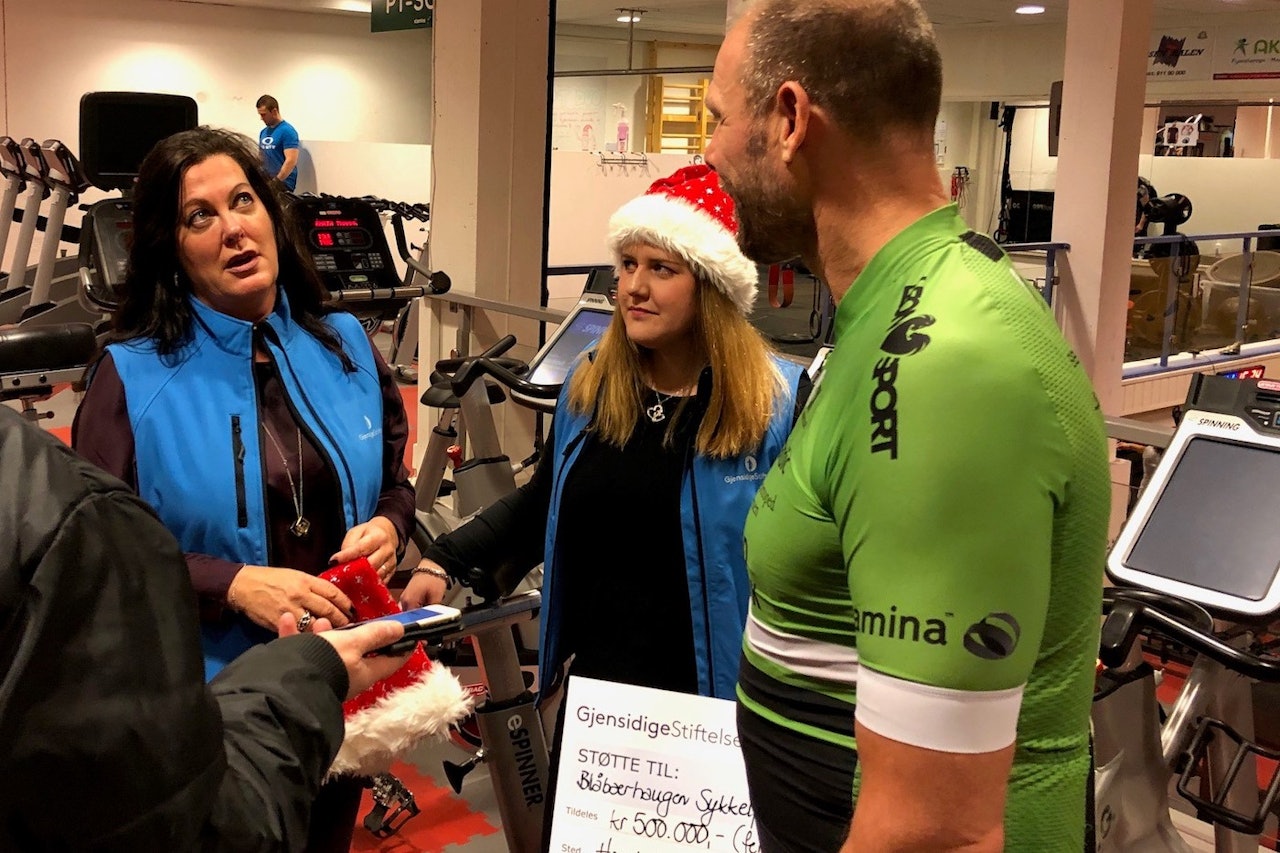 Lillian Mathisen Sund og Camilla Rørvoll fra Gjensidigestiftelsen overrasket både Bjørn-Tore Woll, president i Harstad CK, og resten av de spinnende med sjekken på en halv million kroner like før jul. Foto: Harstad CK Lillian Mathisen Sund og Camilla Rørvoll fra Gjensidigestiftelsen overrasket både Bjørn-Tore Woll, president i Harstad CK, og resten av de spinnende med sjekken på en halv million kroner like før jul. Foto: Harstad CK