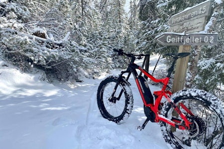 STRØKNE VINTERFORHOLD: Med slike forhold i Bymarka og minusgrader i overskuelig framtid er det fatbike som gjelder i Trondheim for tida. Det er gode nyheter for fatbikeentusiastene. Foto: Morten Karlsen Fatbike i Trondheim i april