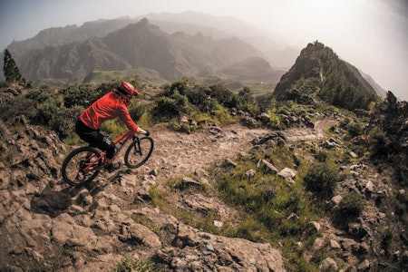 DRØMMESTI: Stien på fjellryggen ned mot den lille landsbyen Artenara har det meste en stisyklist drømmer om. DRØMMESTI: Stien på fjellryggen ned mot den lille landsbyen Artenara har det meste en stisyklist drømmer om.