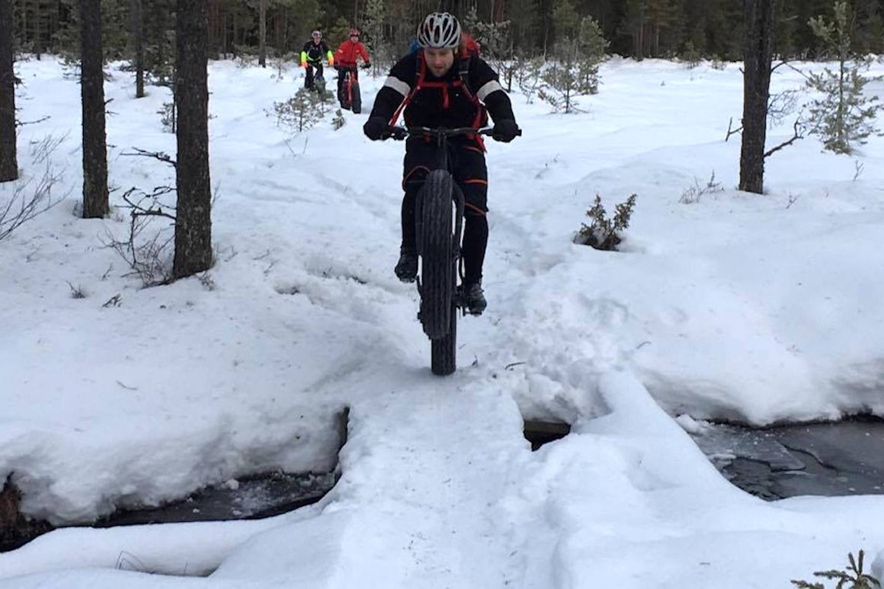 Fatbikemiljøet i Lillehammer feirer innvilging av skuterløyve til fatbike for tre år med tjukksykkelkonkurranse rundt Abbortjernet tredje dag jul. Foto: Tom Ruud Fatbikemiljøet i Lillehammer feirer innvilging av skuterløyve til fatbike for tre år med tjukksykkelkonkurranse rundt Abbortjernet tredje dag jul. Foto: Tom Ruud