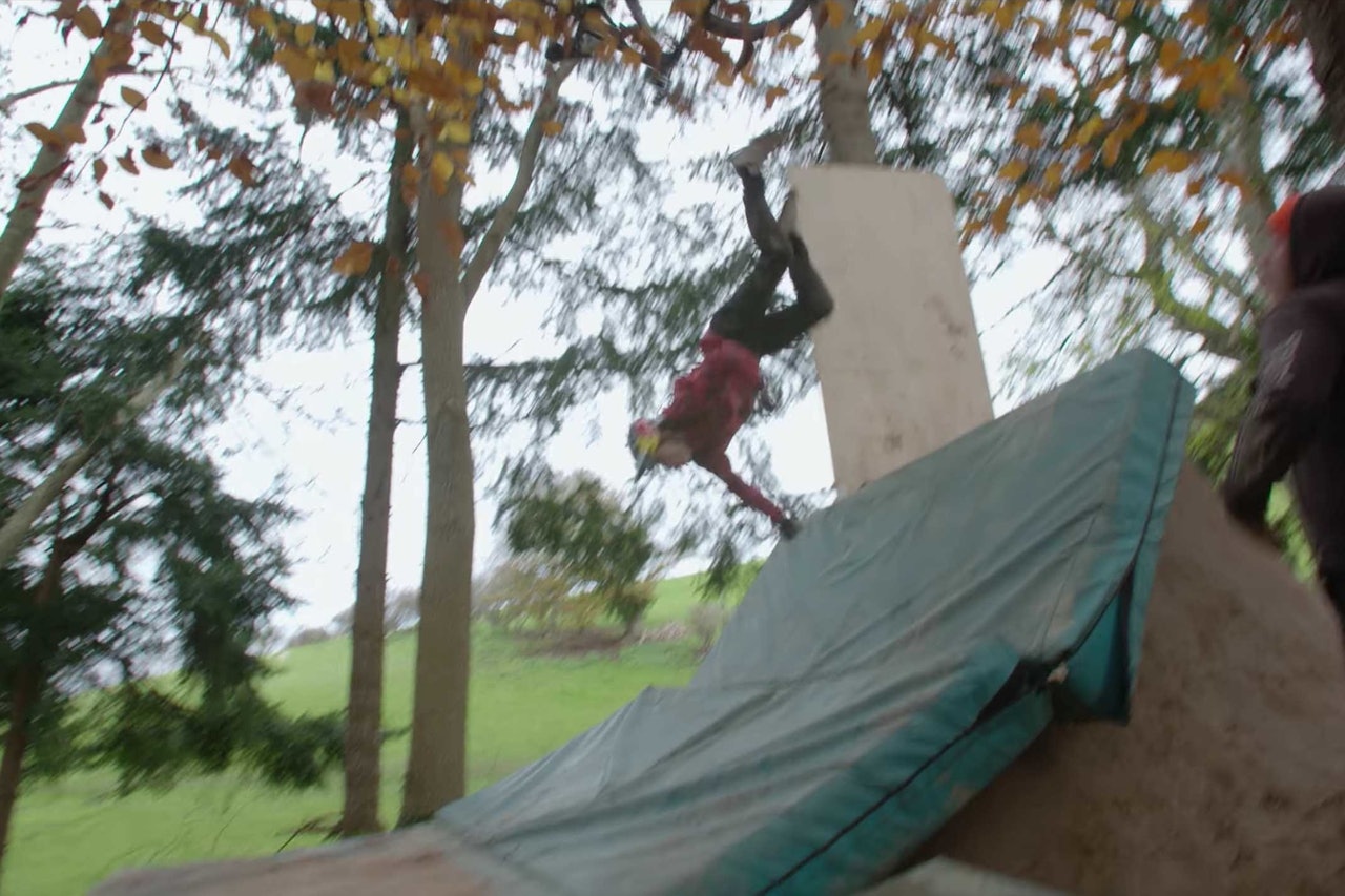 IKKE IDEELT: Kriss Kyle måtte prøve flere ganger for å klare de største triksene i filmen. Foto: Skjermdump kriss kyle video