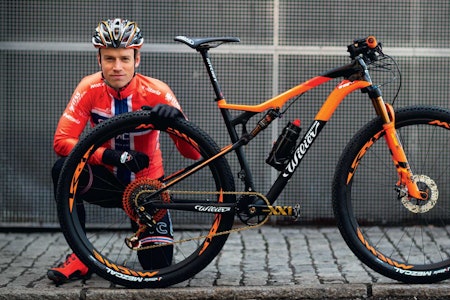 PROFF I ITALIA: Ole Hem lever sykkeldrømmen som terrengsykkelproff i Italia på italiensk sykkel. Profflaget Squadra Wilier Force 7C MTB team har utstyrt sine ryttere med det ypperste av utstyr. PROFF I ITALIA: Ole Hem lever sykkeldrømmen som terrengsykkelproff i Italia på italiensk sykkel. Profflaget Squadra Wilier Force 7C MTB team har utstyrt sine ryttere med det ypperste av utstyr.