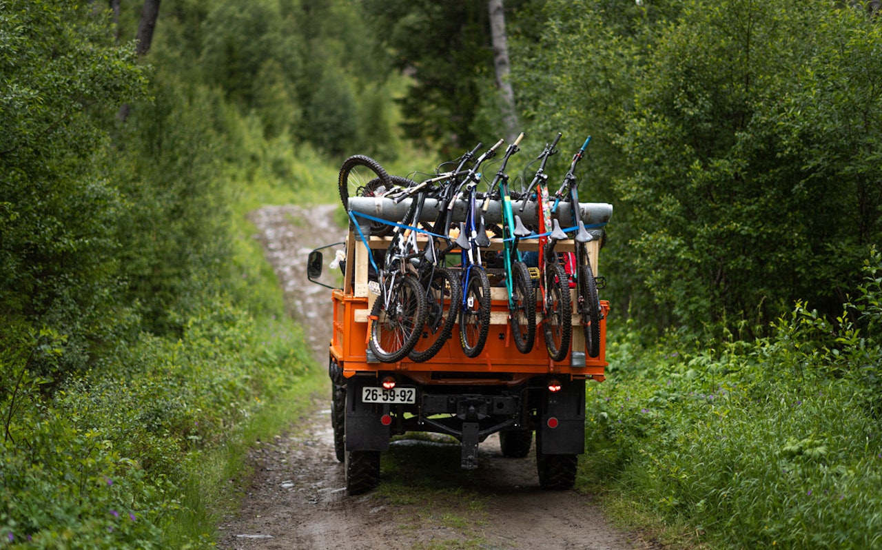 TILBYR GUIDING: Fra den nye butikken og samlingsstedet i Ål skal det drives både salg og turvirksomhet. Foto: Vegard Breie ål adventure