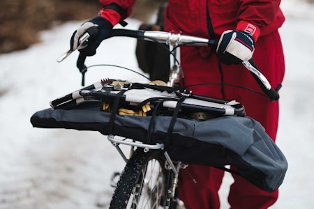 UT PÅ TUR: Det kan kalles sitronskvising, men er du litt kreativ kan sykkelturene by på mange spennende opplevelser. Foto: Mikkel Soya Bølstad  bikepacking sykkel vinter vår truger