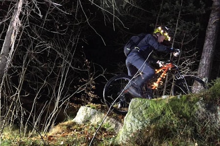 STISYKLING I FREDRIKSTAD: Cruxing med julepimpet sykkel er en av øvelsene på torsdagens nissetur i regi av GIFs. Foto: Hanne Holmstrøm Karlsen fredrikstad stisykling gressvik gressvikmarka