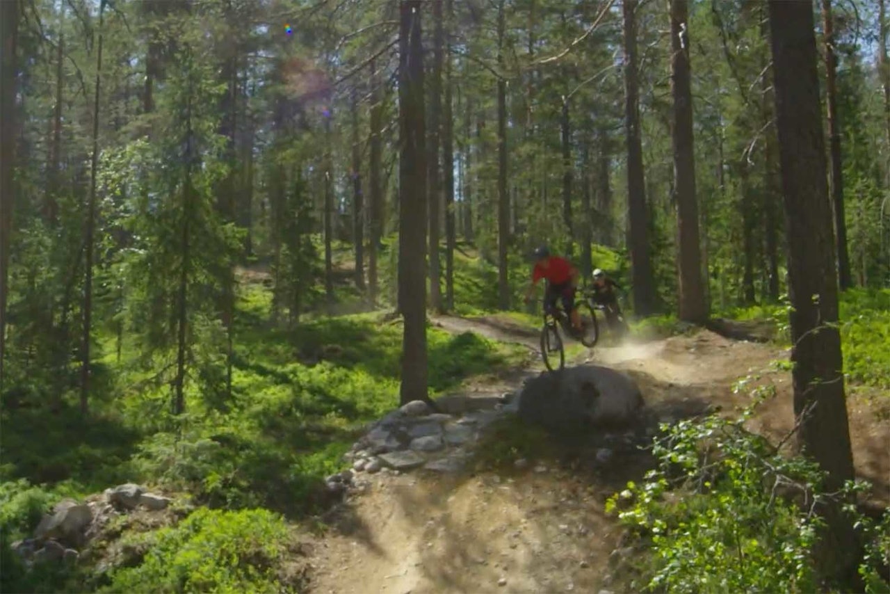 TVILLINGER: Kine og Emil Haugom er to tvillinger som begge elsker å sykle. Fotograf Vegard Breie har blitt bedre kjent med de to ivrige syklistene. Foto: Skjermdump kine emil haugom terrengsykkel dedikasjon