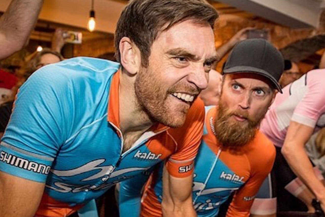 Vidar Mehl får peptalk fra Morten Vaeng under forrige ukes live Zwift event i Oslo. Nå blir de begge lagkamerater i Kalas eSport Racing Team, som rittdebuterer online i morgen. Foto: Wahoo