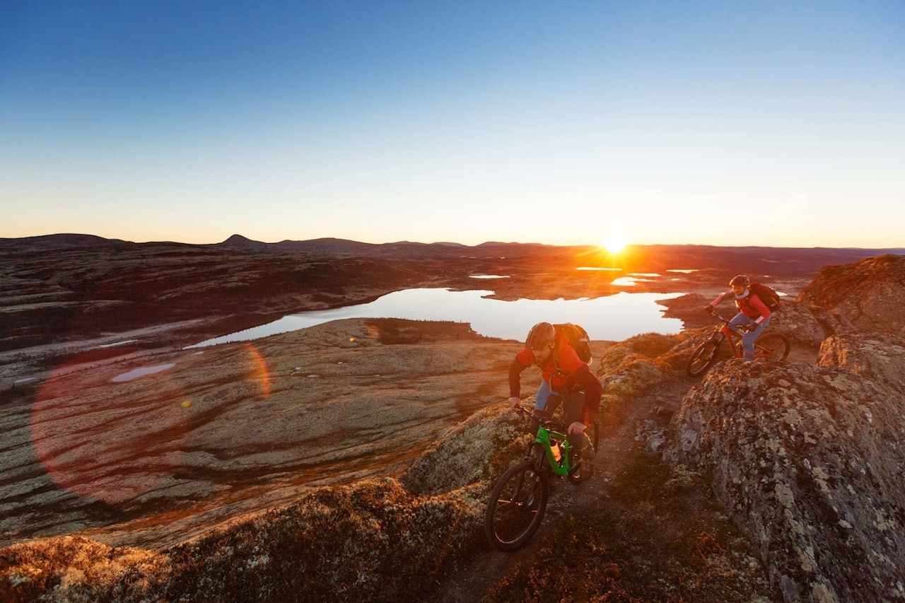 Julia Hamre og Kjell Arne Høyesveen kjenner Venabygdsfjellet bedre enn de fleste og vil guide Ringebu-siden av fellesturen i juli. Foto: Kristoffer Kippernes 
