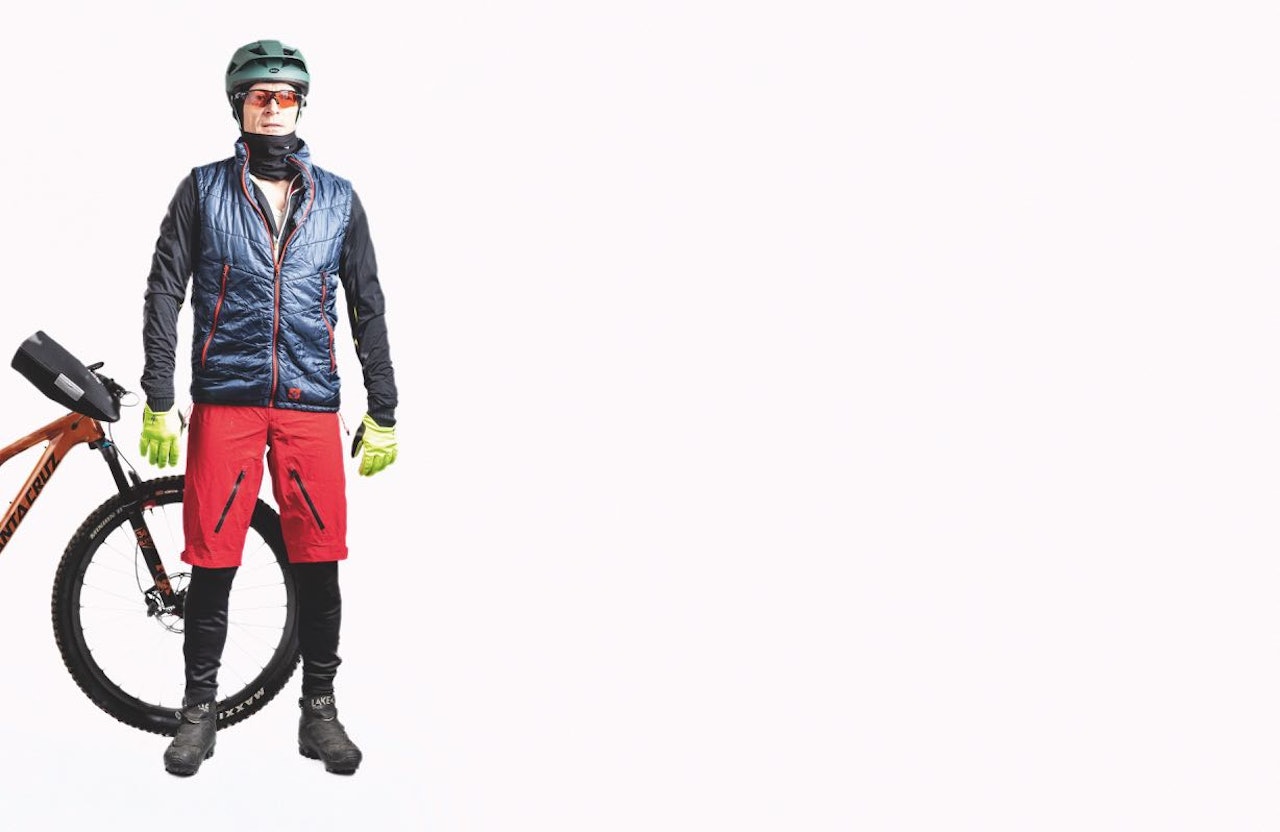 KLEDD OPP: Kle deg etter løk-prinsippet i vinter. Lag på lag med hensiktsmessige plagg er nøkkelen til trivsel i kulda. Foto: Kristoffer H. Kippernes Vintersykling terrengsykkel stisykling gravel mtb mountain bike vintersykling