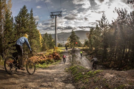 Til helga blir det sesongavslutning i Drammen skisenter, med Red Bull Rampage på skjerm på fredag, sykling, konkurranser og grilling i skisenteret på søndag. Foto: Svenn Fjeldheim