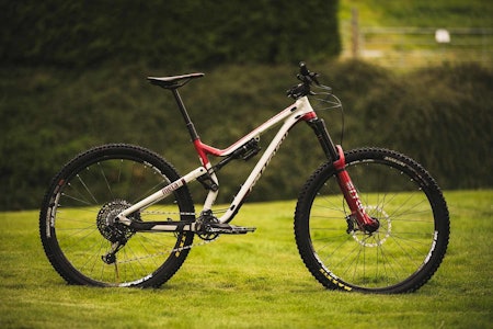 TUNGVEKTER: 16,8 kilo veier denne stisykkelen fra Commencal, som Henrik Ulleland brukte i det noe spesielle prosjektet. Foto: Henrik Ulleland stisykkel commencal henrik ulleland
