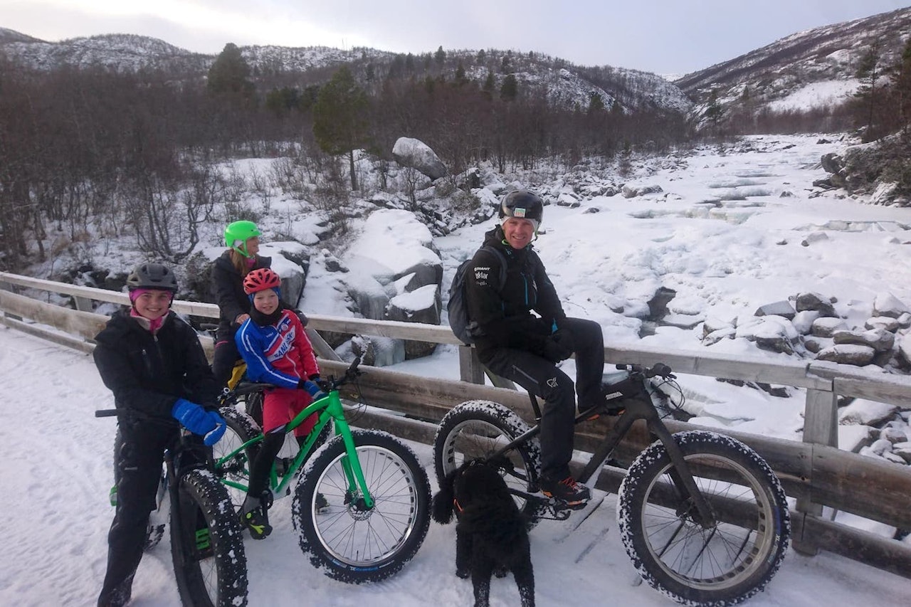Desemberlyset og ukens snøfall skapte fine rammer rundt Global Fatbike Day-turen til Rune Høydahl på Geilo. Foto: Nina Gässler