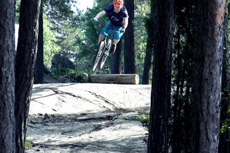 BUNNYHOPP: Det å kunne hoppe over stein og røtter som ligger på stien, kan være et hendig triks å ha i ermet. Erik Solbakken viser hvordan. Bilde: Christian Nerdrum BUNNYHOPP: Det å kunne hoppe over stein og røtter som ligger på stien, kan være et hendig triks å ha i ermet. Erik Solbakken viser hvordan. Bilde: Christian Nerdrum
