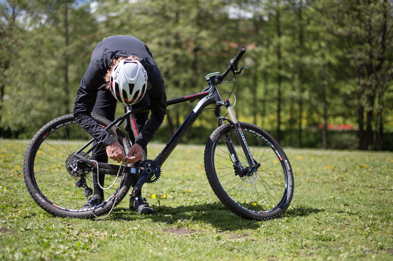 KJEDERØYKING: Velger du å trille tilbake med halen mellom beina, eller å reparere det ødelagte kjedet på stien? Sistnevnte er det enkle valget. Foto: Christian Nerdrum KJEDERØYKING: Velger du å trille tilbake med halen mellom beina, eller å reparere det ødelagte kjedet på stien? Sistnevnte er det enkle valget. Foto: Christian Nerdrum