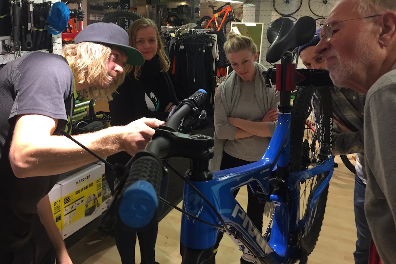 Å justere bremser er ikke hokuspokus, men det hjelper å vite hvordan det gjøres. 11. april arrangerer NOTS mekkekurs på Alnabru. Foto: Frode Kaafjeld Å justere bremser er ikke hokuspokus, men det hjelper å vite hvordan det gjøres. 11. april arrangerer NOTS mekkekurs på Alnabru. Foto: Frode Kaafjeld